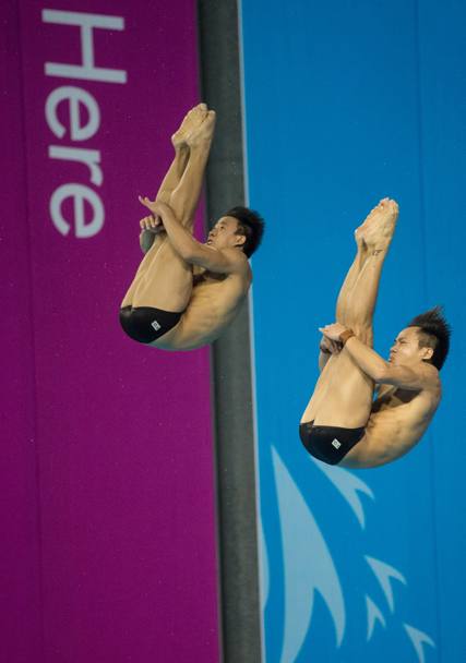 I malesi Ooi Tze Liang e Chew Yiwei in gara nella finale maschile di tuffi dalla piattaforma 10 metri nella 17esima edizione dei Giochi asiatici a Incheon (Afp)